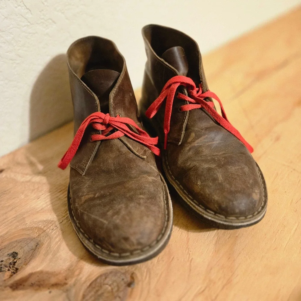 CLARKS Desert Boot Sz 10 Mens Brown Leather Crepe Sole Red Laces Fair Distressed